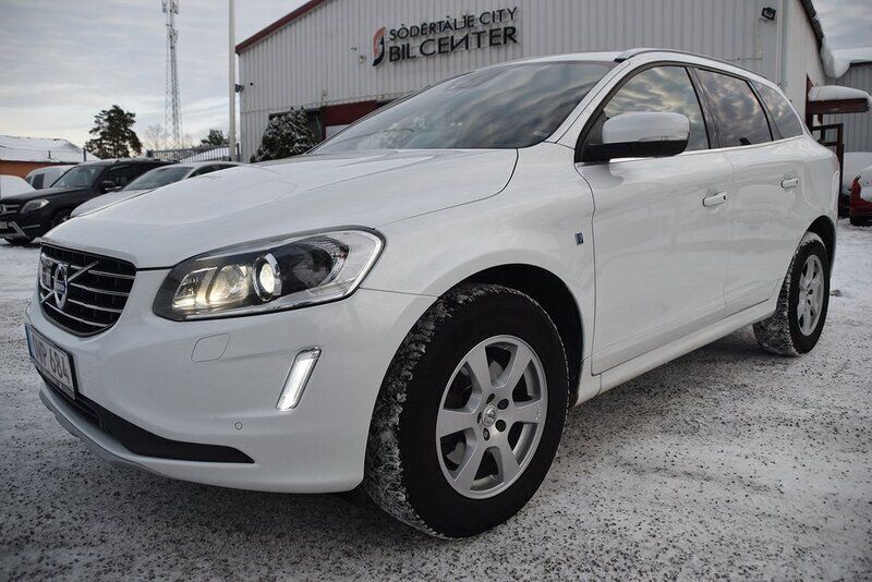 Vit (vit met) Begagnad 2015 Volvo XC60 Ocean Race SUV | 224 900 kr (Marknadspris) - Bild 1/4