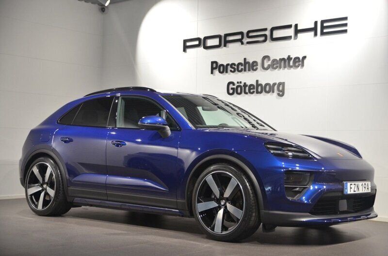 Blå (blue) Ny 2025 Porsche Macan SUV | 1 238 200 kr (Marknadspris) - Bild 1/4
