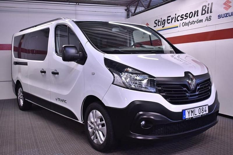 Vit Begagnad 2018 Renault Trafic Minibuss | 238 500 kr - Bild 1/4