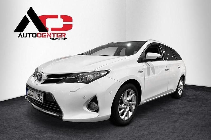Vit Begagnad 2013 Toyota Auris Hybrid Executive Kombi | 119 900 kr (Marknadspris) - Bild 1/4
