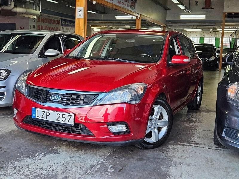 Röd Begagnad 2011 Kia Ceed EX Halvkombi | 79 999 kr (Marknadspris) - Bild 1/4