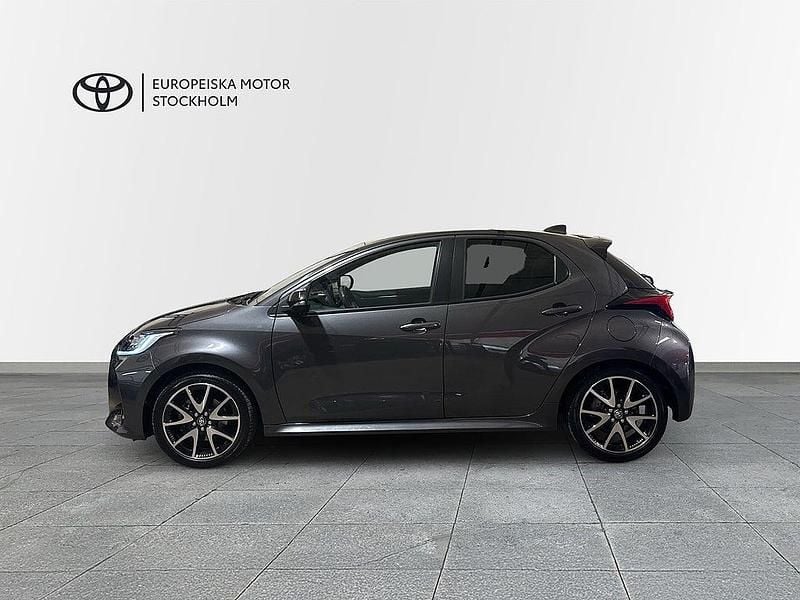 Begagnad Toyota Yaris Hybrid Style 92 HK (67 kW) 2022 Mörkgrå Halvkombi