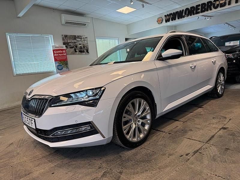 Begagnad Skoda Superb Business Line 156 HK (114 kW) 2023 Vit Kombi
