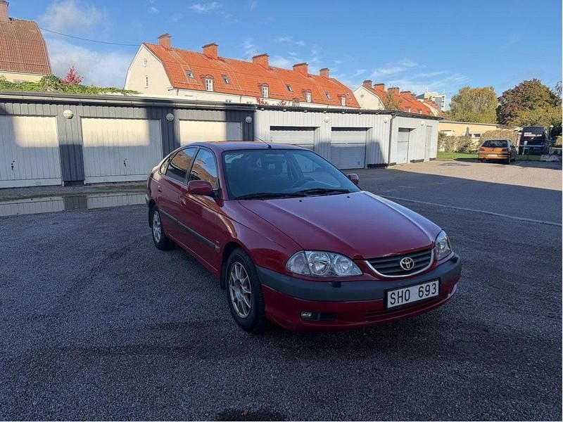 Röd Begagnad 2001 Toyota Avensis Halvkombi | 16 500 kr (Superpris) - Bild 1/4