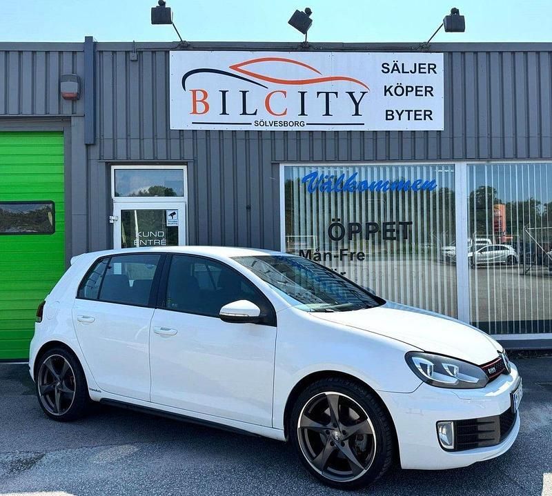 Vit Begagnad 2010 VW Golf VI GTI Halvkombi | 97 900 kr (Marknadspris) - Bild 1/4