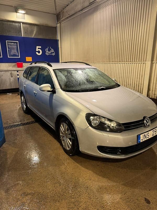 Begagnad VW Golf VI 105 HK (77 kW) 2010 Halvkombi