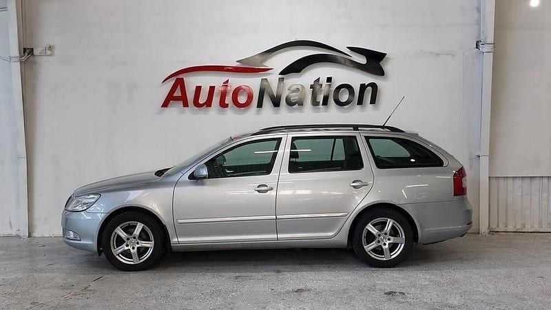 Begagnad Skoda Octavia Elegance 122 HK (89 kW) 2010 Silver Kombi