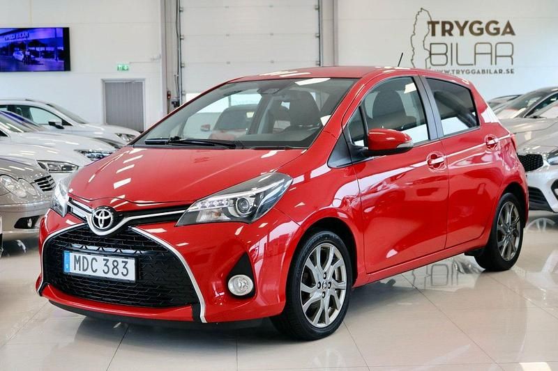 Röd Begagnad 2015 Toyota Yaris Active Halvkombi | 99 000 kr (Marknadspris) - Bild 1/4