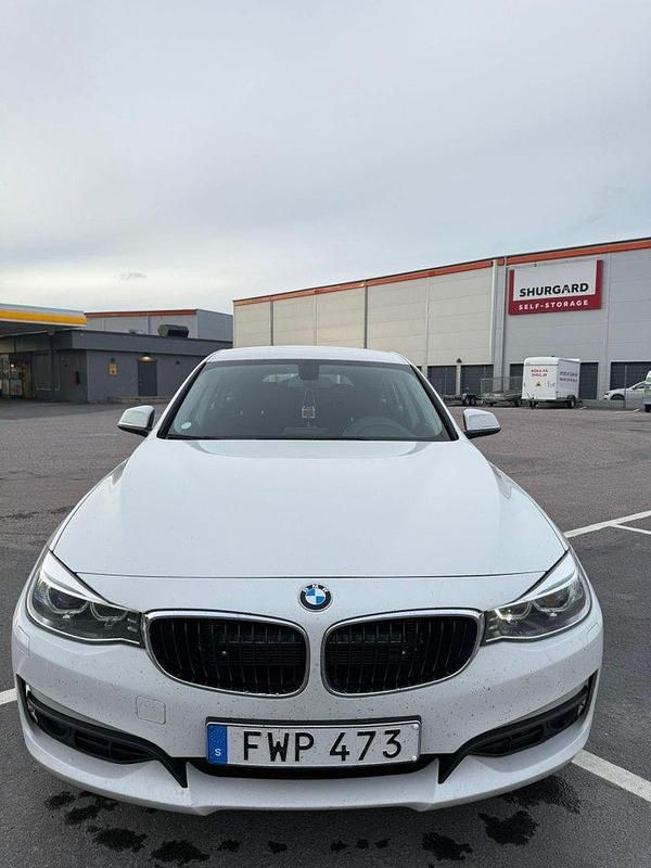 Vit Begagnad 2015 BMW 318 Gran Turismo Halvkombi | 104 999 kr (Marknadspris) - Bild 1/4