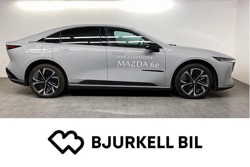 Crystal white pearl mica (34k) Ny 2025 Mazda 6e Takumi-Line Sedan | 487 800 kr (Marknadspris) - Bild 1/4