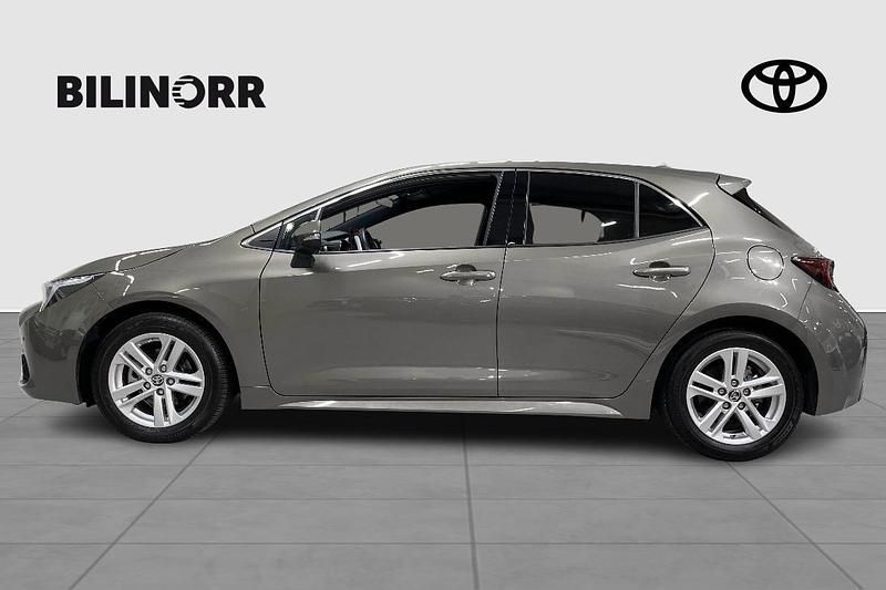 Begagnad Toyota Corolla Hybrid Style 141 HK (103 kW) 2024 Grön Halvkombi