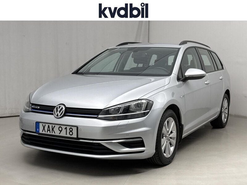 Silver (silver metallic) Begagnad 2020 VW Golf VIII Halvkombi | 164 800 kr (Bra pris) - Bild 1/3