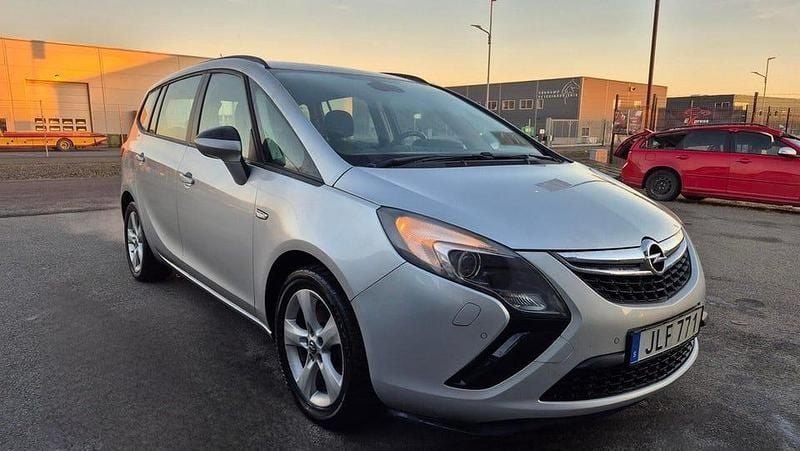 Begagnad Opel Zafira Tourer Enjoy 140 HK (102 kW) 2014 Grå Minibuss