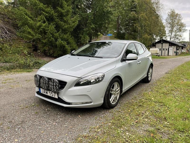 Blå Begagnad 2016 Volvo V40 Kinetic Kombi | 110 000 kr (Marknadspris) - Bild 1/4