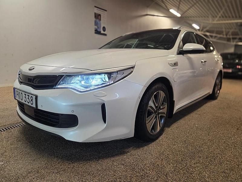 Vit Begagnad 2017 Kia Optima Hybrid Comfort Sedan | 169 900 kr (Marknadspris) - Bild 1/4