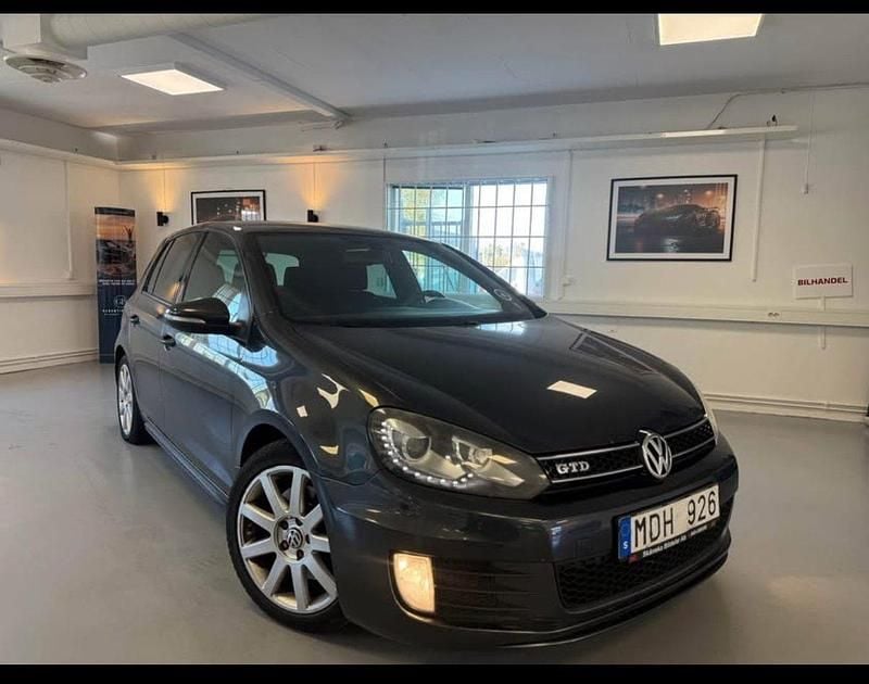 Mörkgrå Begagnad 2011 VW Golf VII GTD Halvkombi | 79 900 kr (Marknadspris) - Bild 1/4