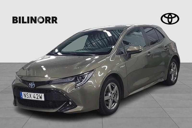 Grön Begagnad 2019 Toyota Corolla Style Halvkombi | 206 900 kr (Marknadspris) - Bild 1/4