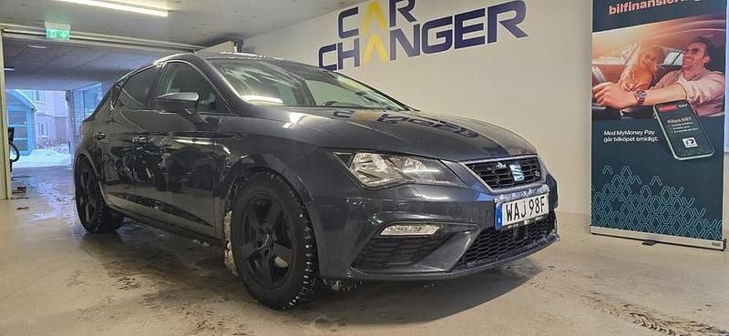 Grå Begagnad 2019 Seat Leon FR Halvkombi | 169 900 kr (Marknadspris) - Bild 1/4