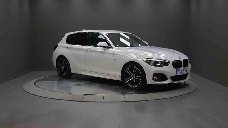 Vit Begagnad 2019 BMW 118 Halvkombi | 209 000 kr (Marknadspris) - Bild 1/1