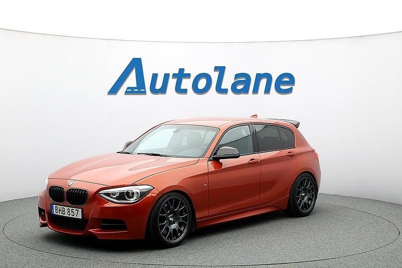 Begagnad BMW M135 M Performance 360 HK (264 kW) 2014 Valencia orange metallic Halvkombi