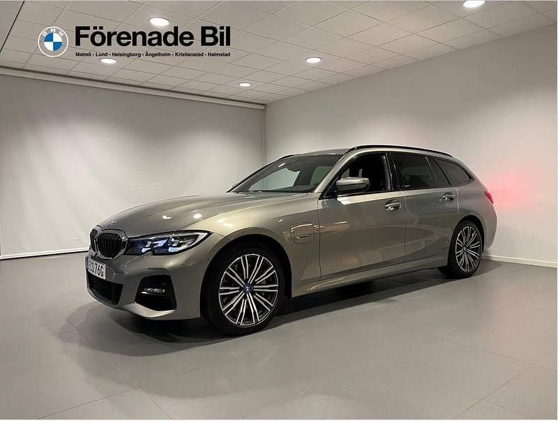 Grå Begagnad 2021 BMW 330 M Sport Kombi | 349 000 kr - Bild 1/4