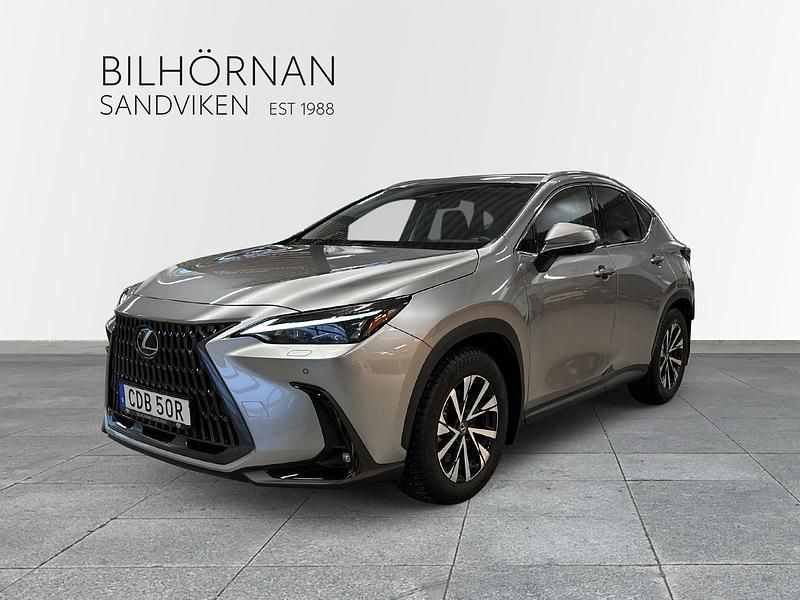 Ljusgrå Begagnad 2024 Lexus NX450h+ Executive Line SUV | 614 900 kr (Marknadspris) - Bild 1/4