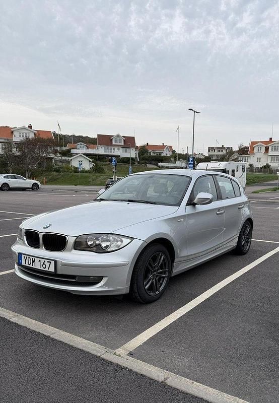 Silver Begagnad 2010 BMW 118 Halvkombi | 51 000 kr (Marknadspris) - Bild 1/4