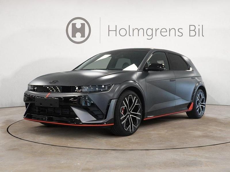 Grå Ny 2024 Hyundai Ioniq 5 SUV | 861 700 kr - Bild 1/4
