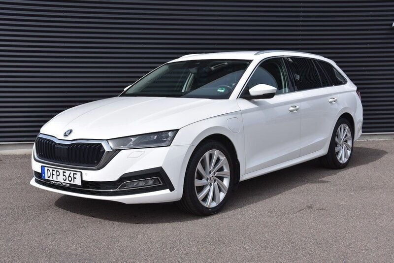 Vit Begagnad 2021 Skoda Octavia Style Kombi | 249 900 kr (Marknadspris) - Bild 1/4