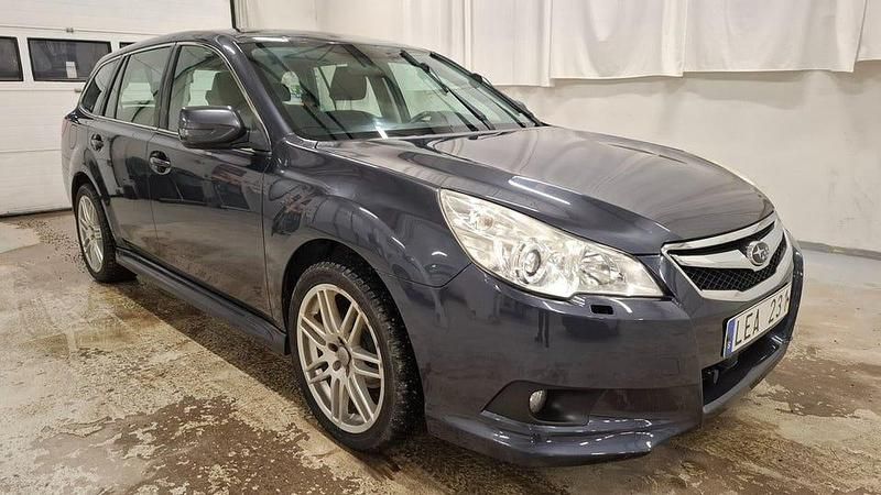 Grå Begagnad 2011 Subaru Legacy Kombi | 89 900 kr (Marknadspris) - Bild 1/4
