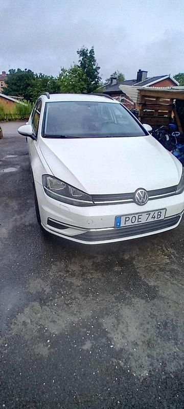 Vit Begagnad 2019 VW Golf VII Kombi | 130 000 kr (Marknadspris) - Bild 1/4