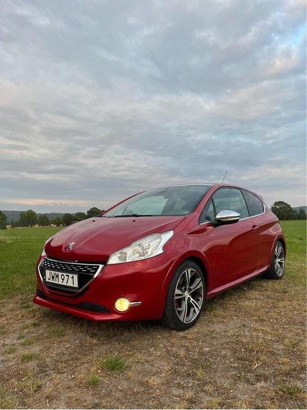 Röd Begagnad 2013 Peugeot 208 GTi Halvkombi | 87 500 kr (Marknadspris) - Bild 1/4