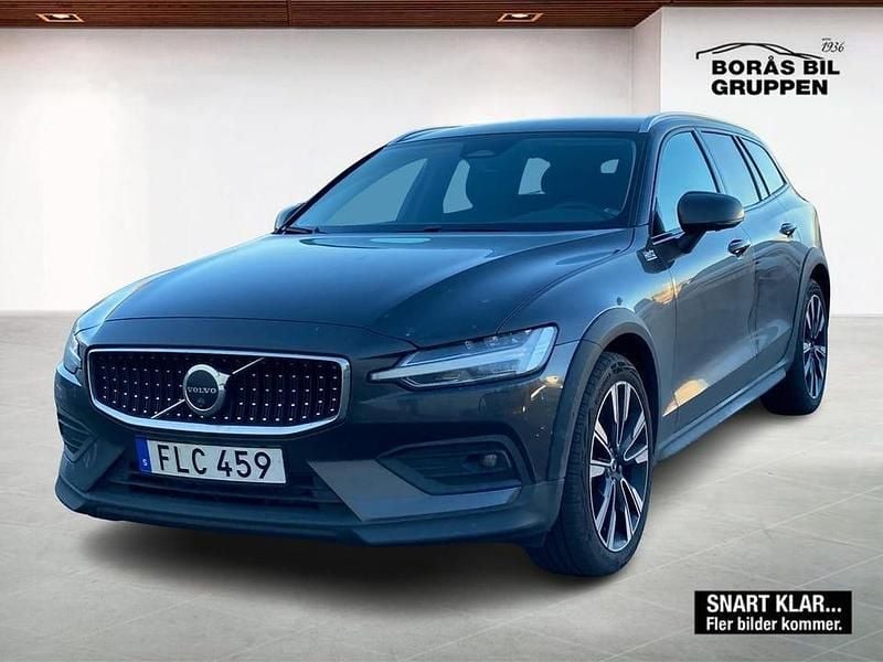 Grå Begagnad 2024 Volvo V60 CC Plus Kombi | 449 000 kr (Superpris) - Bild 1/2