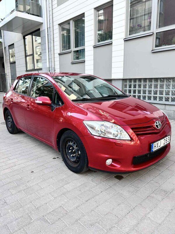 Röd Begagnad 2012 Toyota Auris Plus Halvkombi | 65 900 kr (Marknadspris) - Bild 1/4