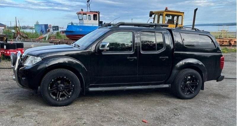 Svart Begagnad 2012 Nissan Navara Pickup | 104 900 kr (Marknadspris) - Bild 1/4