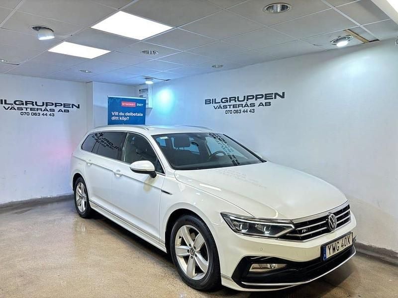 Vit Begagnad 2021 VW Passat R-line Kombi | 209 800 kr (Marknadspris) - Bild 1/4