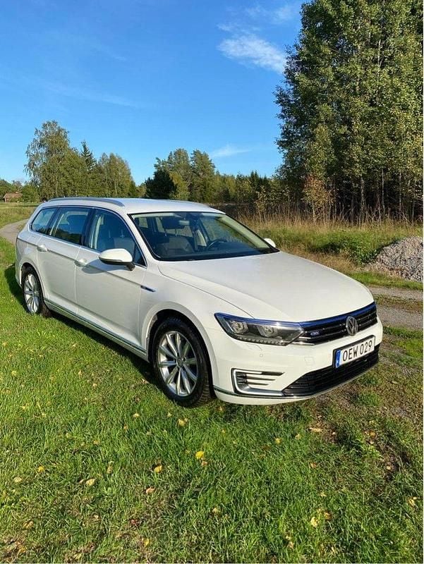 Vit Begagnad 2017 VW Passat GTE Kombi | 159 800 kr (Bra pris) - Bild 1/4