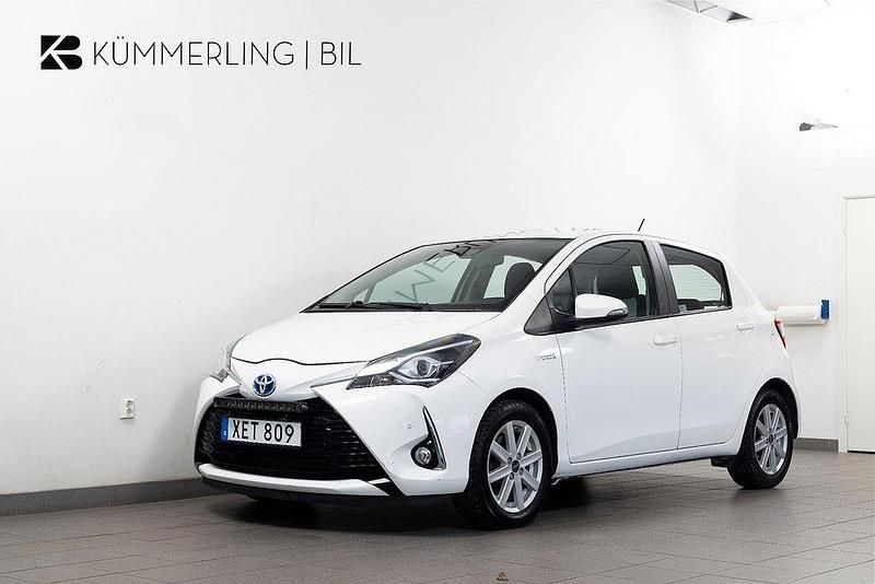 Vit Begagnad 2018 Toyota Yaris Hybrid Active Halvkombi | 124 900 kr (Bra pris) - Bild 1/4
