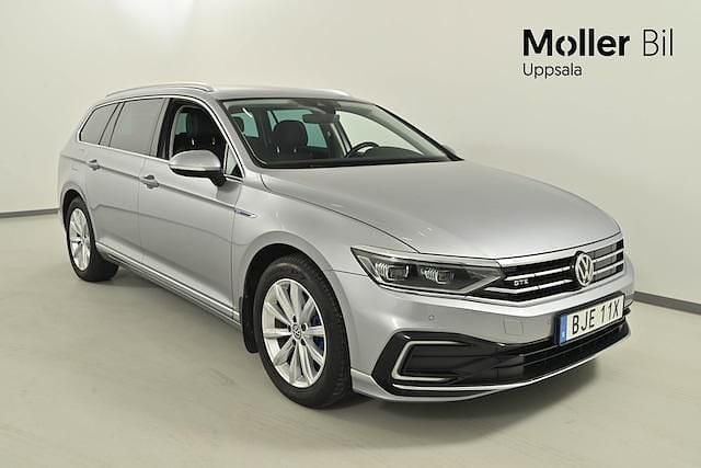Silver (pyrit silver metallic) Begagnad 2020 VW Passat GTE Kombi | 279 900 kr (Marknadspris) - Bild 1/4