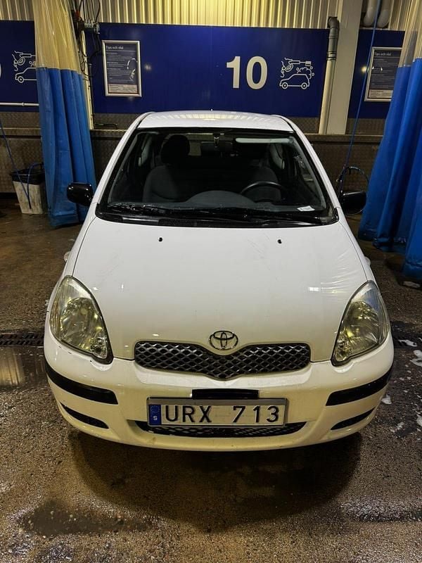 Begagnad Toyota Yaris 65 HK (47 kW) 2004 Halvkombi