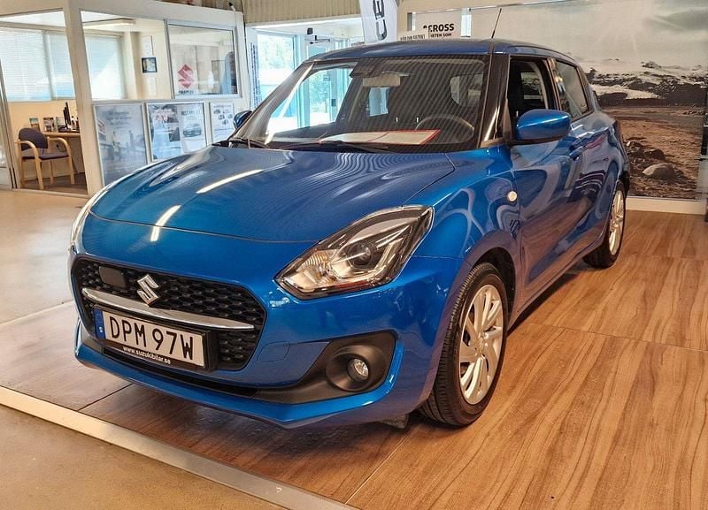 Blå Begagnad 2023 Suzuki Swift Halvkombi | 209 900 kr (Lite dyr) - Bild 1/4