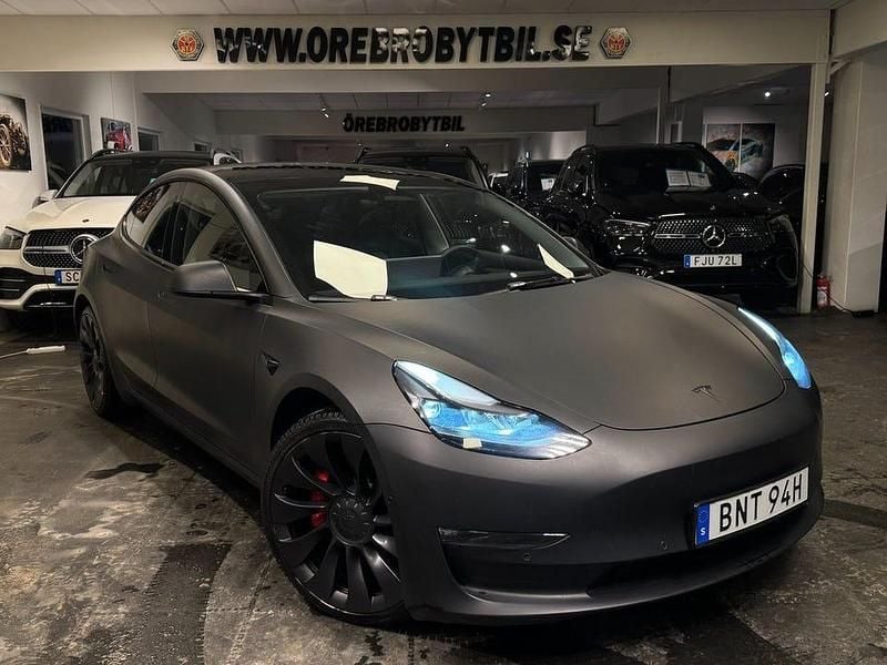 Grå Begagnad 2021 Tesla Model 3 Performance Sedan | 299 500 kr (Bra pris) - Bild 1/4