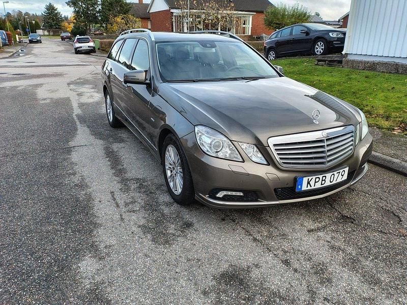 Grå Begagnad 2010 Mercedes E200 Kombi | 64 000 kr (Lite dyr) - Bild 1/4