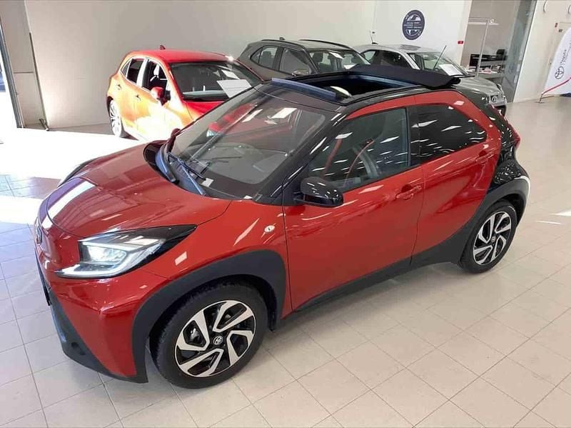 Röd Ny 2025 Toyota Aygo Halvkombi | 259 900 kr (Dyr) - Bild 1/1