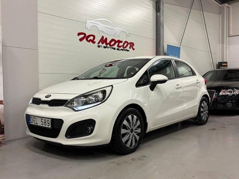 Begagnad Kia Rio 84 HK (61 kW) 2013 Vit Halvkombi