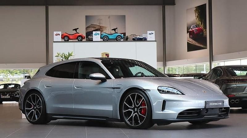 Silver Begagnad 2024 Porsche Taycan Sport Turismo Kombi | 1 095 000 kr - Bild 1/4