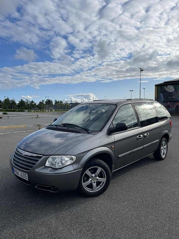 Grå Begagnad 2006 Chrysler Voyager Minibuss | 48 000 kr (Marknadspris) - Bild 1/4