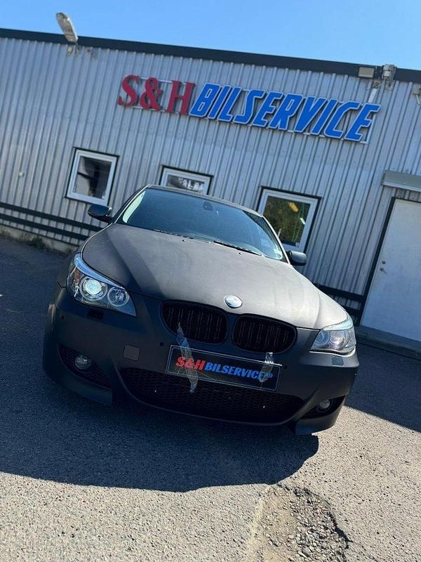Mörkgrå Begagnad 2004 BMW 525 Sedan | 53 900 kr (Marknadspris) - Bild 1/4