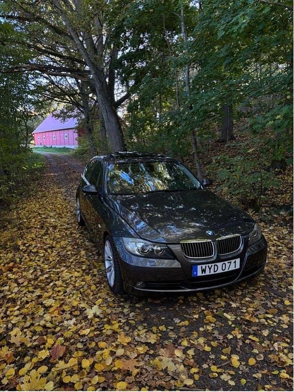 Grå Begagnad 2005 BMW 325 Advantage Sedan | 91 000 kr (Dyr) - Bild 1/4