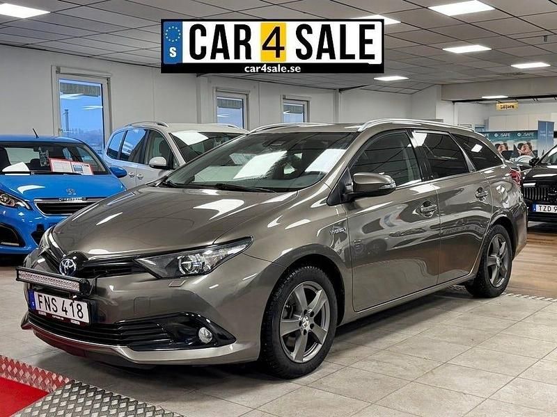Grå Begagnad 2018 Toyota Auris Hybrid Comfort Kombi | 156 900 kr (Marknadspris) - Bild 1/4